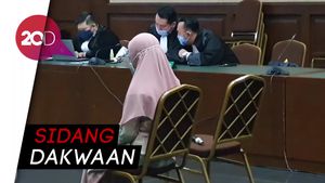 Sidang Perdana, Jaksa Pinangki Pakai Hijab dan Gamis