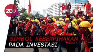 Demo Omnibus Law, Massa Buruh KASBI Lempar Koin ke Gedung DPR