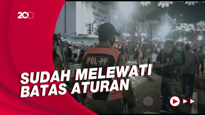 Momen Warga di Tunjungan Romansa Surabaya Dibubarkan Petugas