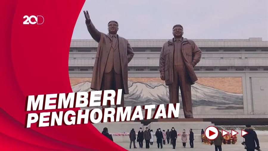Awal Tahun 2022, Warga Korut Bungkuk di Depan Patung Eks Pemimpin