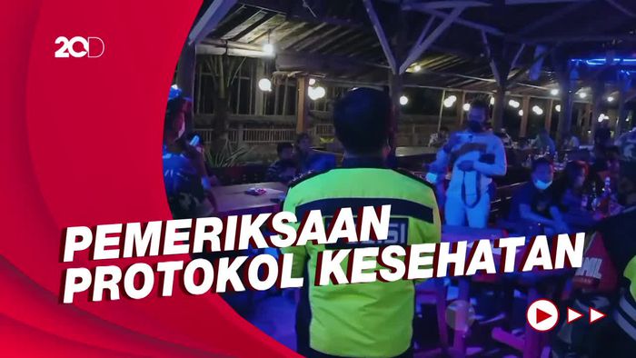 Pengunjung Pantai Pangandaran Dikejutkan oleh Razia Vaksin
