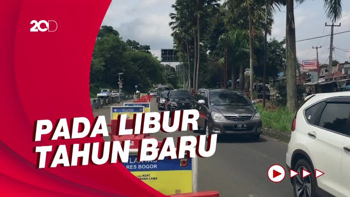 Penampakan Lalu Lintas di Simpang Gadog Padat Siang Ini