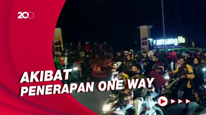 Jalur Puncak Macet Total! Pengendara Berkerumun di Jalan