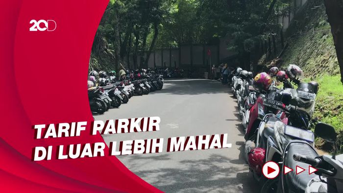 Ada Ganjil Genap, Pengunjung Bermotor Terpaksa Parkir di Luar Ragunan