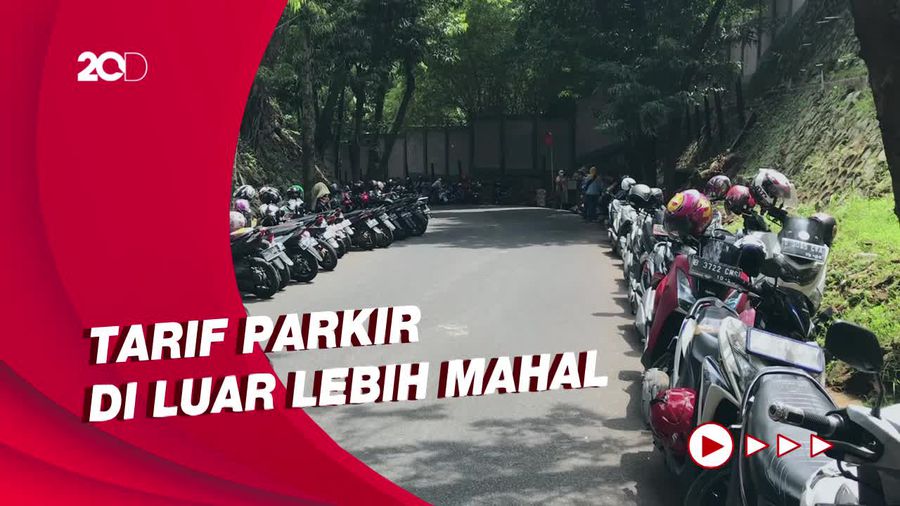 Ada Ganjil Genap, Pengunjung Bermotor Terpaksa Parkir di Luar Ragunan