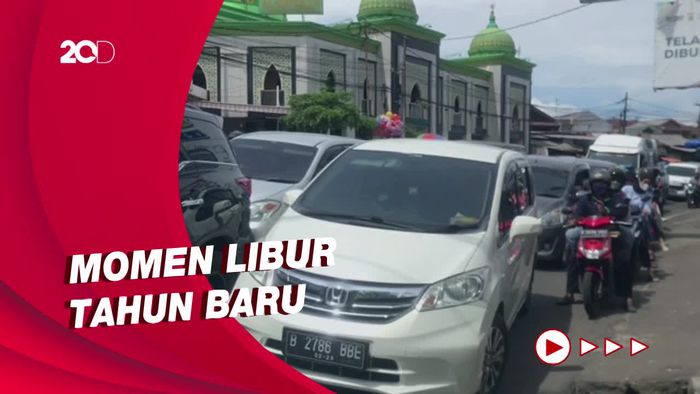Lalin di Kawasan Pasar Cisarua Macet Kedua Arah