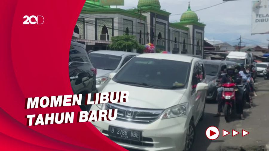 Lalin di Kawasan Pasar Cisarua Macet Kedua Arah