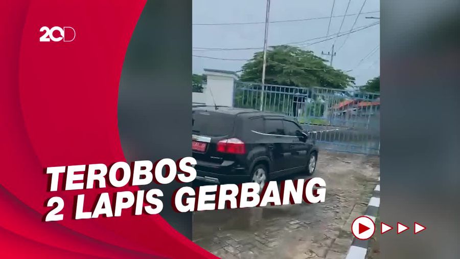 Bak Film Action! WN Palestina Kabur Bawa Mobil Tabrak Gerbang Rudenim