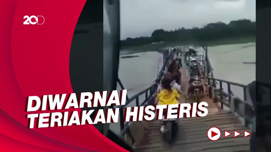 Detik-detik Jembatan Cihampelas Ambruk, Sejumlah Pemotor Terperosok
