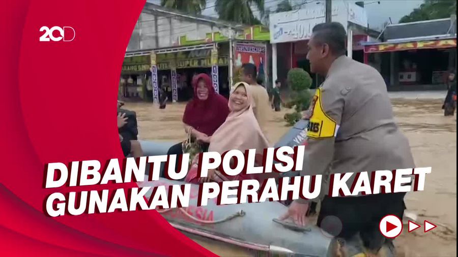 Momen Evakuasi Ibu Hamil di Tengah Kepungan Banjir di Riau
