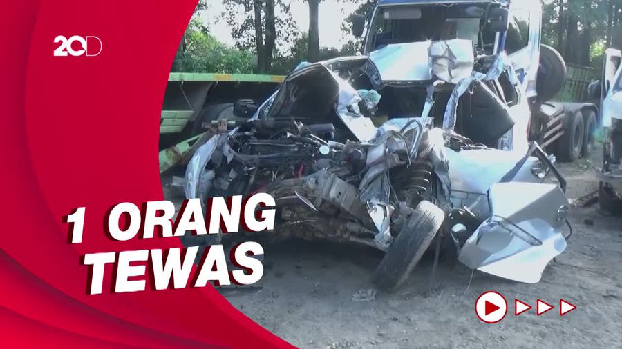 Travel Gelap Pengangkut Pemudik Tabrak Truk di Tol Cipularang