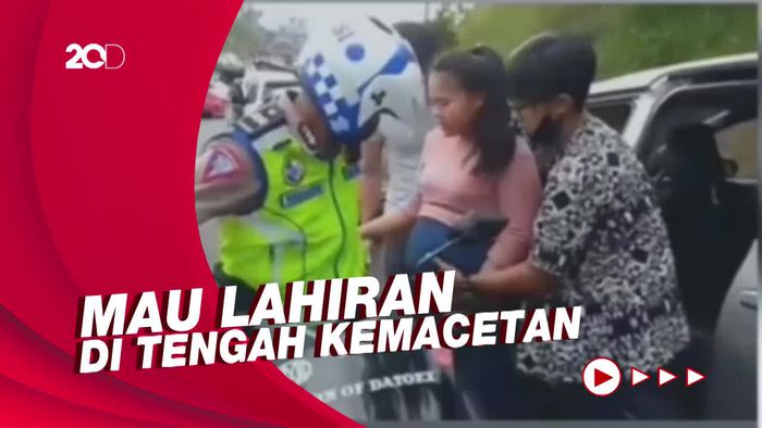 Aksi Heroik Polantas Bantu Ibu Hamil yang Kejebak Macet di Puncak