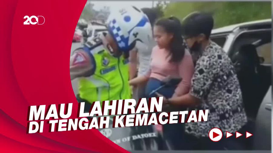 Aksi Heroik Polantas Bantu Ibu Hamil yang Kejebak Macet di Puncak