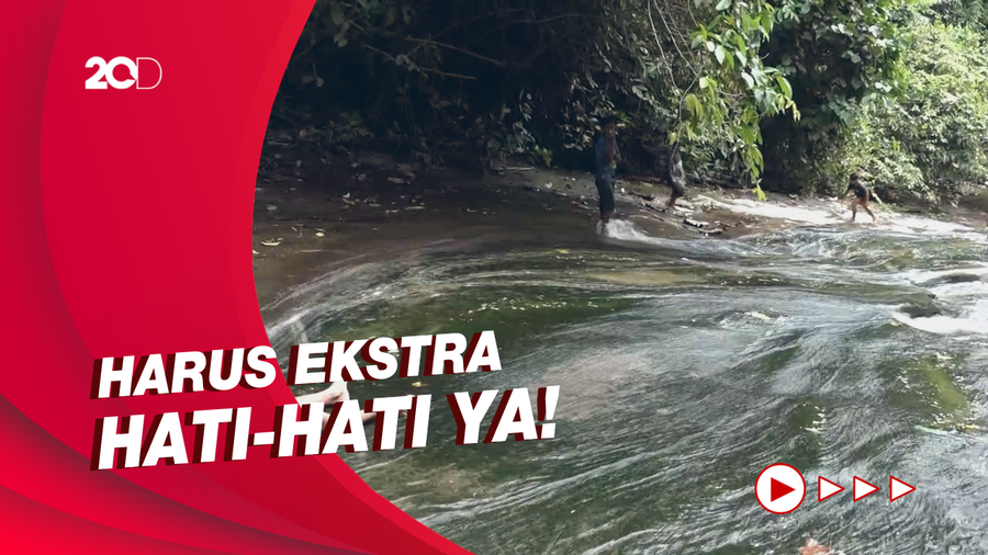 Main Perosotan di Kawasan Air Terjun Barpar Polman