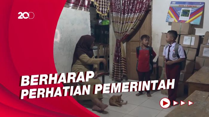 Pembangunan Ruang Kelas Mangkrak, Siswa SD Ini Belajar di Kolong Rumah
