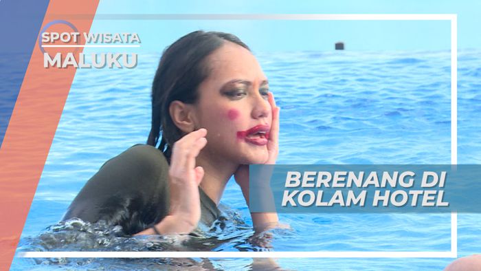 Asiknya Berenang di Kolam Renang Hotel Dengan Pemandangan Indah Kota Ambon, Maluku