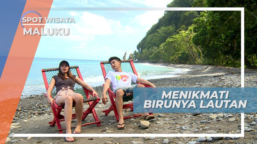 Duduk Santai di Tepi Pantai Sambil Menikmati Deburan Ombak dan Birunya Laut, Maluku