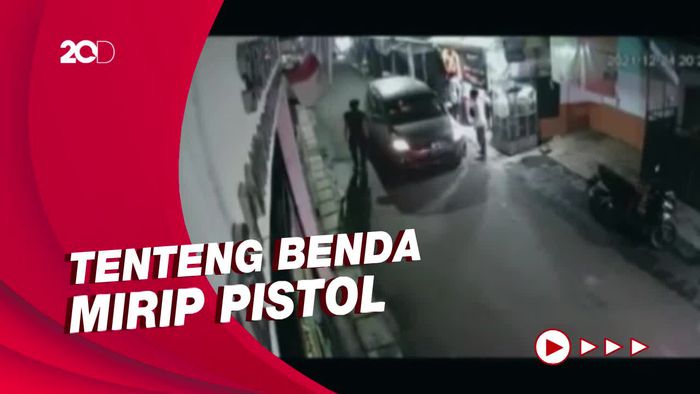 Terekam CCTV! Pemobil Diduga Tenteng Pistol Usai Tabrak Motor di Tangsel