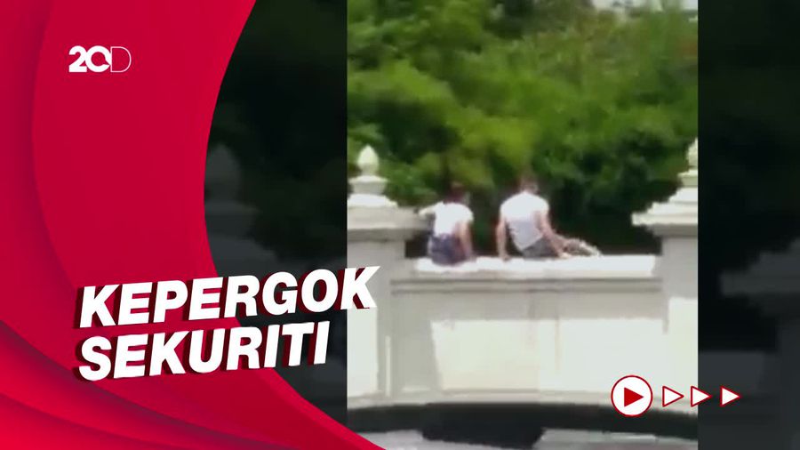 Detik-detik Sepasang WNA Panjat Pagar Candi Prambanan