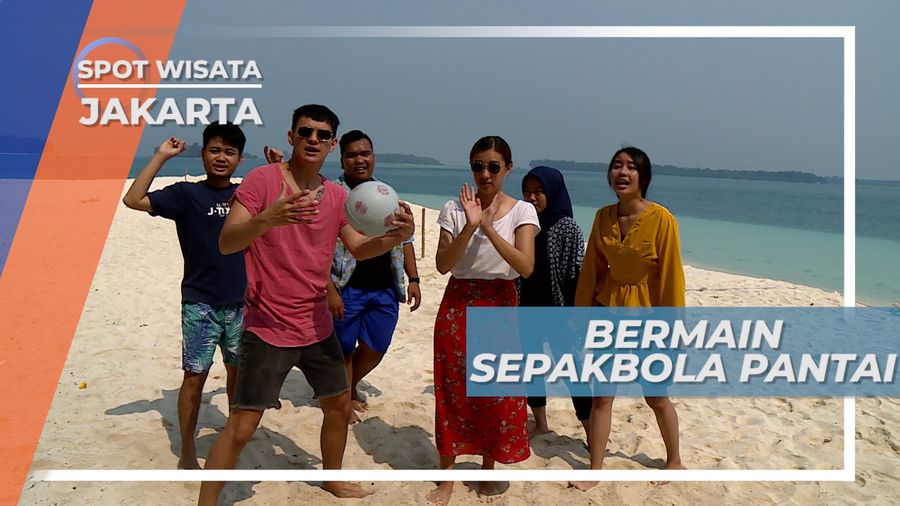 Adu Tangkas Bermain Sepak Bola di Pulau Perak Kepulauan Seribu