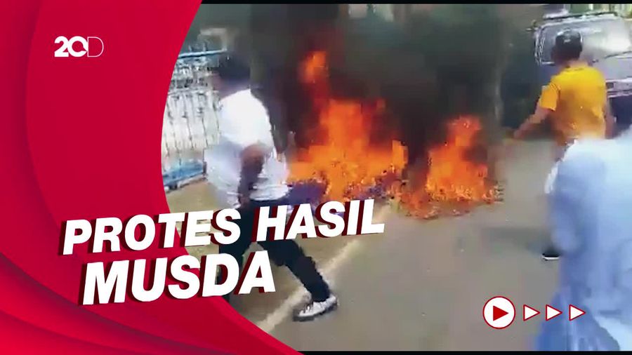 Momen Kericuhan Massa Bakar Atribut Partai Demokrat di NTT
