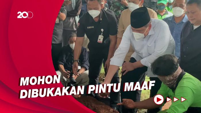 Penuh Haru, Kala CT Antarkan Ibundanya ke Pusara Terakhir