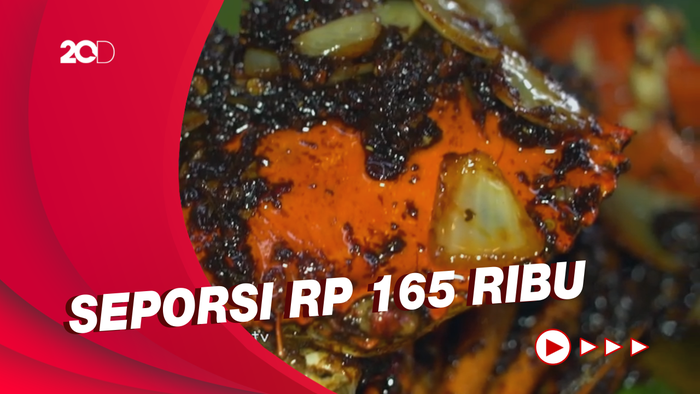 Bikin Laper: Lembut Manis Kepiting Bakar Asap Daun Pisang