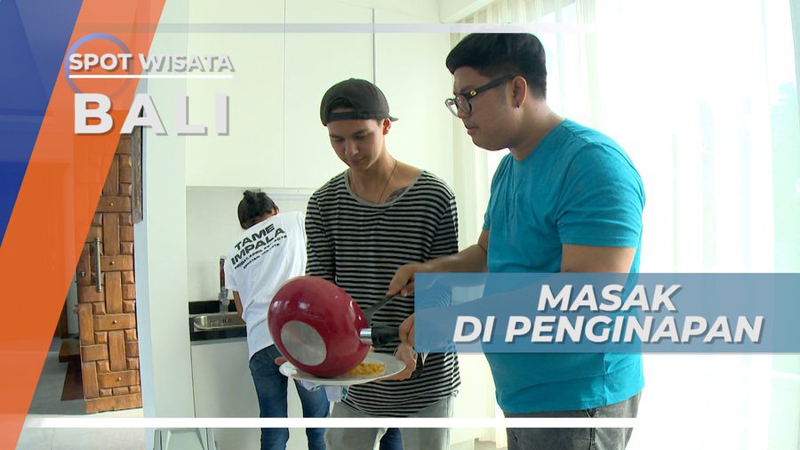 Memasak Nasi Goreng Istimewa di Penginapan Bali