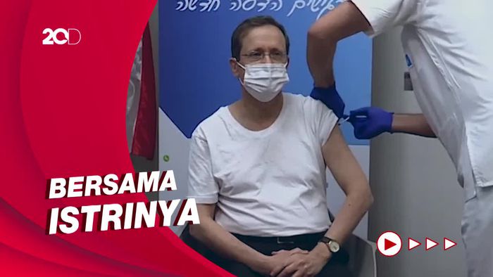 Momen Presiden Israel Disuntik Vaksin Covid-19 Dosis Keempat