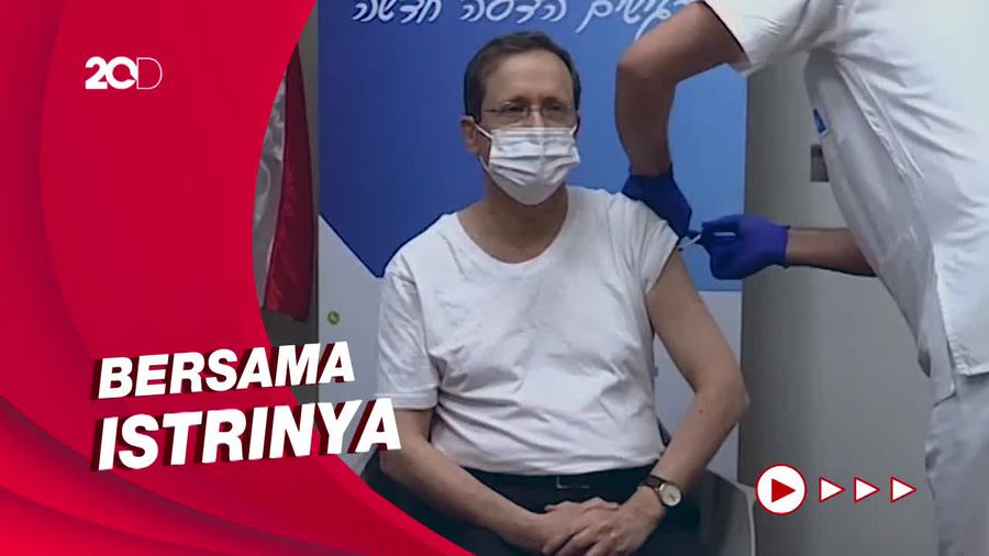 Momen Presiden Israel Disuntik Vaksin Covid-19 Dosis Keempat