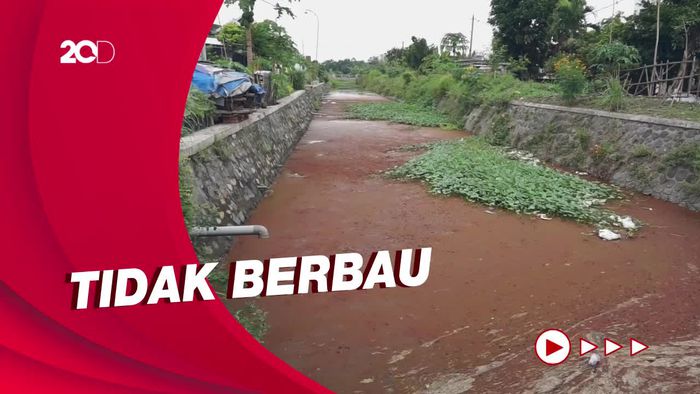 Fenomena Air Sungai di Mojokerto Berwarna Merah Darah