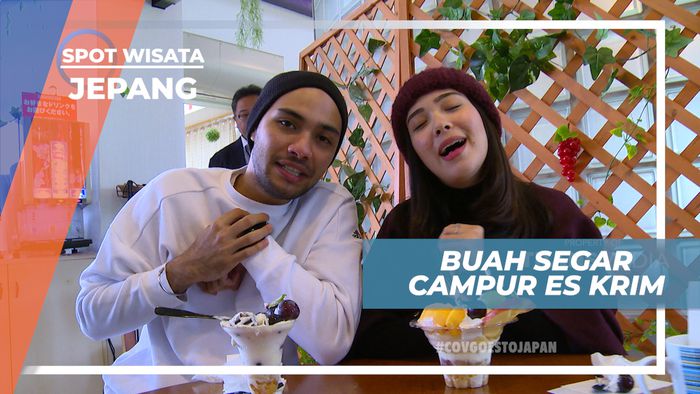 Desert Lezat dengan Campuran Es Krim dan Buah Segar, Jepang