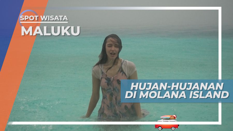 Menikmati Hujan Tepi Pantai di Pulau Molana Saparua, Maluku Tengah