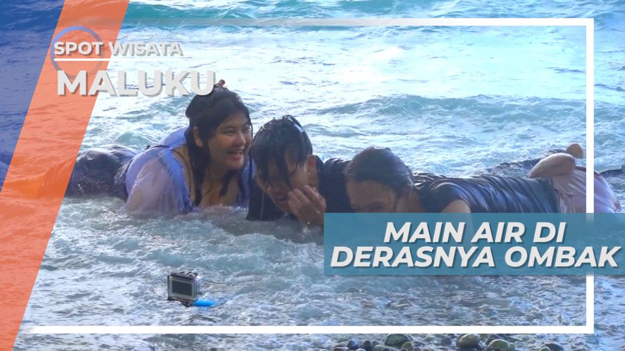 Keseruan Ombak Deras Pinggir Pantai, Maluku