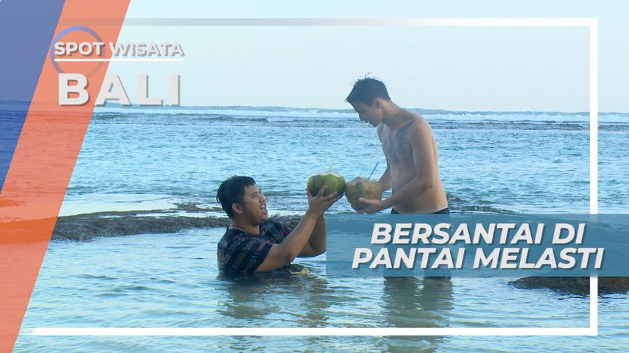 Menikmati Kesegaran Kelapa Muda di Pantai Melasti Bali