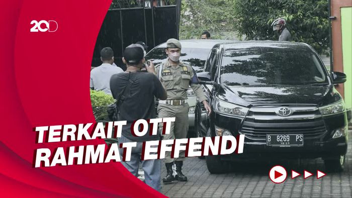 Penyidik KPK Amankan Dua Koper Berkas Dari Kantor-Rumdin Wali Kota Bekasi