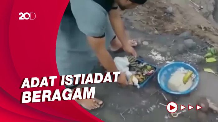 Soal Pria Tendang Sesajen di Semeru, DPR: Jangan Campuri Agama Orang Lain!