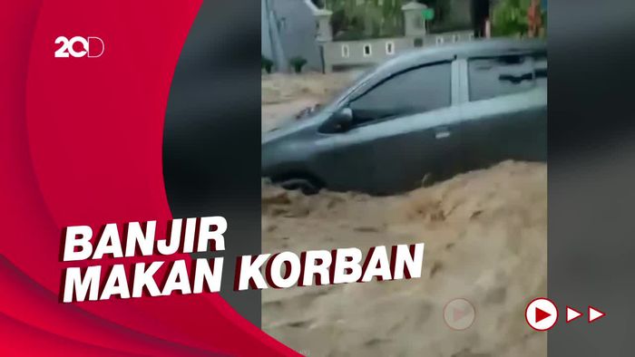 Detik detik Banjir Seret Mobil di Jember