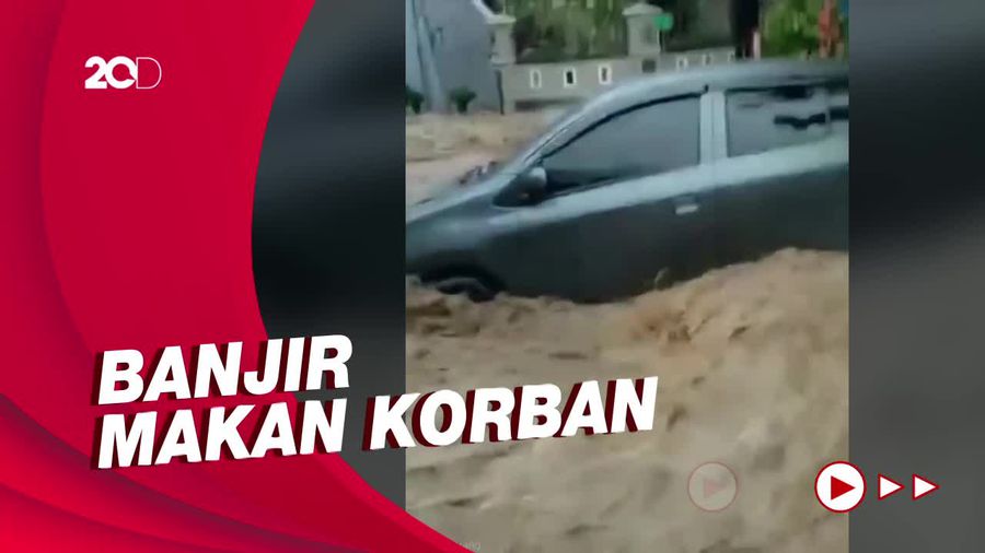 Detik detik Banjir Seret Mobil di Jember