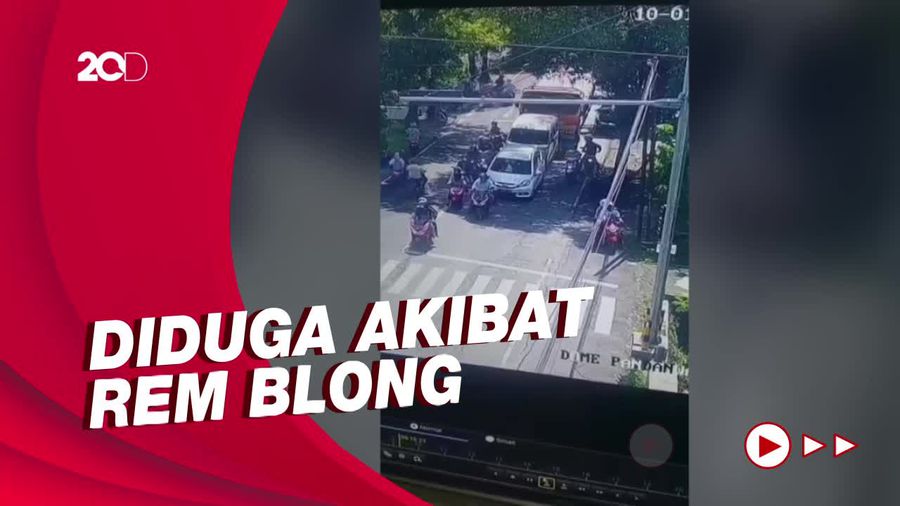 Terekam CCTV, Truk Tabrak 4 Kendaraan di Jombang dan Tewaskan 1 Orang!