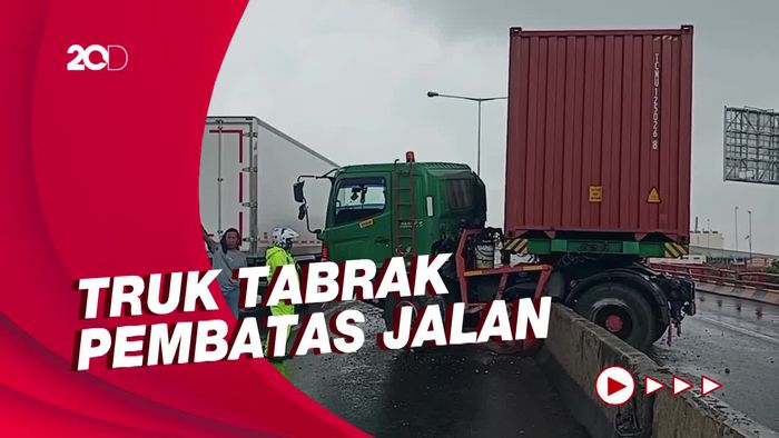 Truk Kontainer Tabrak Pembatas Jalan di Fly Over Pamanukan!