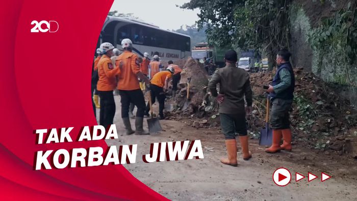 Longsor di Sumedang, Batu Besar Tutup Sebagian Jalan