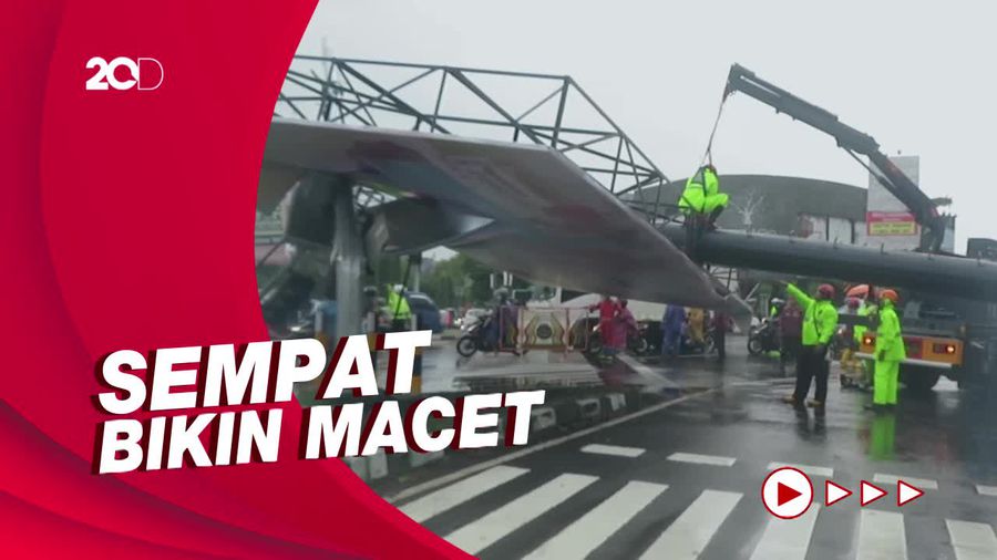 Yogyakarta Diterjang Hujan Badai, Baliho Raksasa Ambruk di Jalanan!