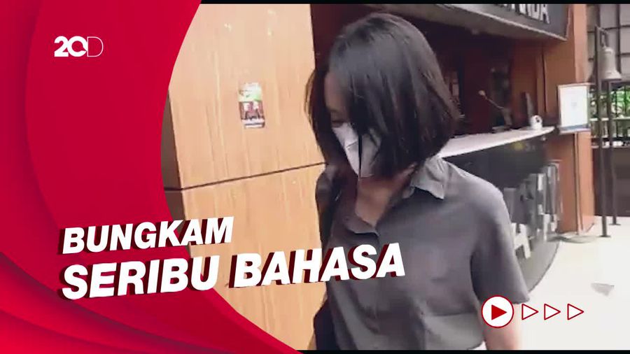 Momen Istri Jenguk Ardhito Pramono ke Polres Jakbar 