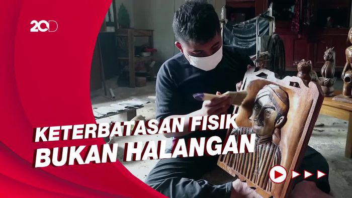 Inspiratif! Difabel di Kudus Ini Bikin Patung-Ukiran Wajah dari Kayu Bekas