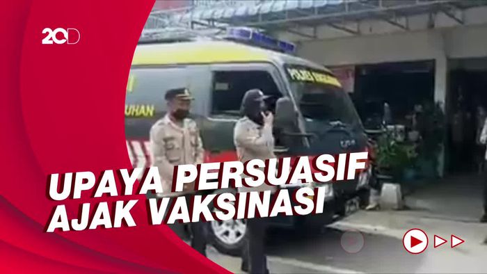 Heboh! Aksi Polwan di Singkawang Edukasi Vaksin Pakai Bahasa China