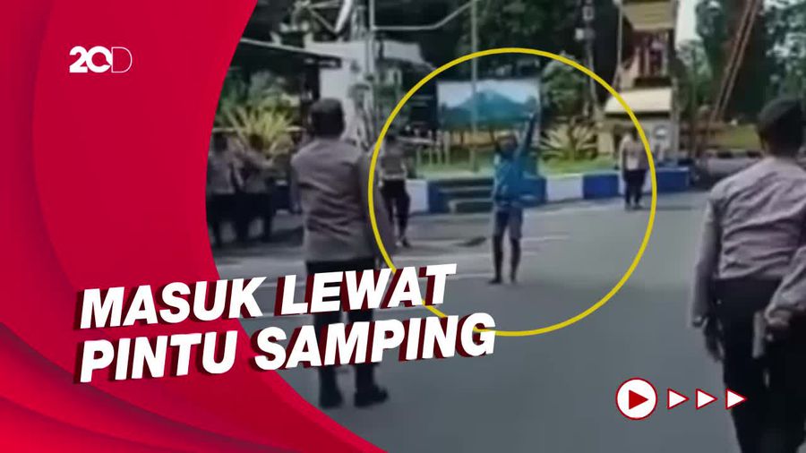 Detik-detik Pria Acungkan Pisau Masuk Polres Lumajang