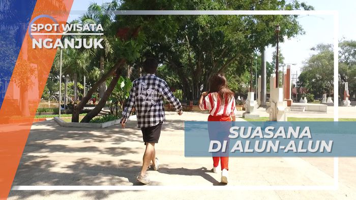 Duduk Santai Menikmati Udara Segar di Alun-alun Nganjuk Jawa Timur