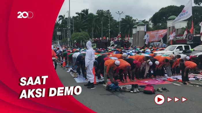 Momen Massa Buruh Gelar Salat Jumat di Depan Gedung DPR