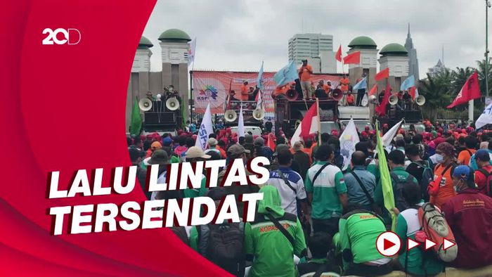 Demo Buruh di DPR Tutupi Jalan, Kendaraan Dialihkan ke Jalur TransJakarta